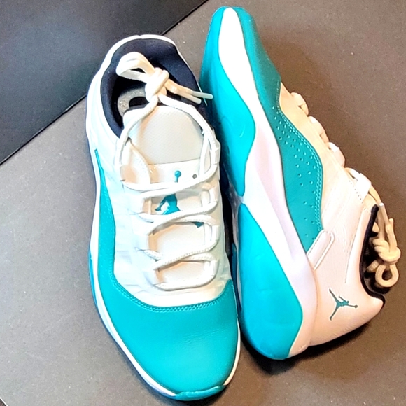 AIR JORDAN 11 CMFT LOW - Picture 8 of 10